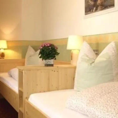 Luxurios Eingerichtete Ferienwohnung Mit Rundbalkon, Zwei Schlafzimmern Und Sehr Geraumigem Wohnbereich Mit Kachelofen Lägenhet *