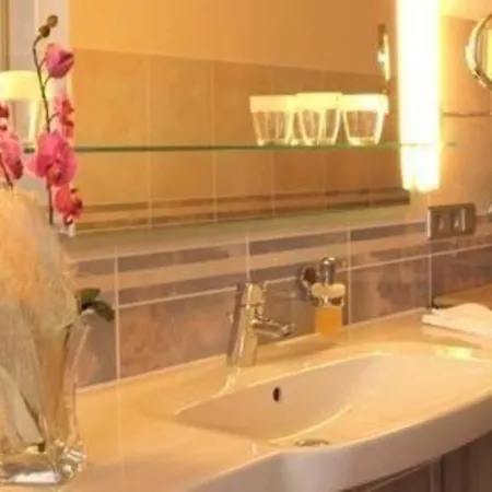 Luxurios Eingerichtete Ferienwohnung Mit Rundbalkon, Zwei Schlafzimmern Und Sehr Geraumigem Wohnbereich Mit Kachelofen Lägenhet *